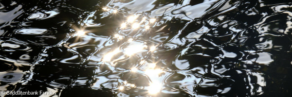 Reflexionen der Sonne im Wasser